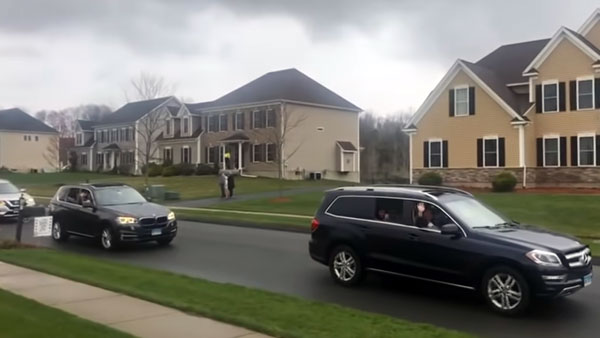 ఇండియన్ డాక్టరుకి 100 వాహనాల్లో సెల్యూట్ చేసిన అమెరికా ప్రజలు, ఎందుకో తెలుసా..? 