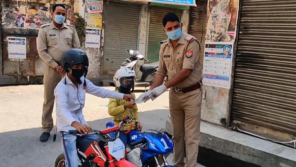 లాక్‌డౌన్ లో బయటికి వచ్చిన పిల్లలను పోలీసులు పట్టుకోగానే ఏం చేసారో తెలుసా.. ?