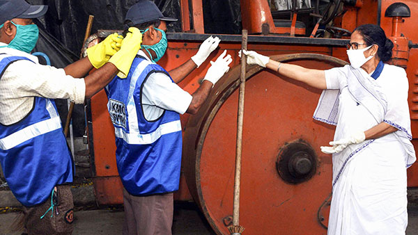 కలకత్తా ప్రజల కోసం వీధుల్లోకి వచ్చిన మమతా బెనర్జీ కలకత్తా ప్రజల కోసం వీధుల్లోకి వచ్చిన మమతా బెనర్జీ