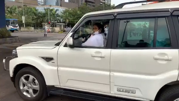 కలకత్తా ప్రజల కోసం వీధుల్లోకి వచ్చిన మమతా బెనర్జీ కలకత్తా ప్రజల కోసం వీధుల్లోకి వచ్చిన మమతా బెనర్జీ