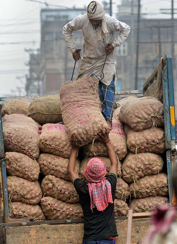 లాక్‌డౌన్ లో ఇల్లుచేరుకోవడానికి 3 లక్షలు పైగా ఖర్చుపెట్టిన వ్యక్తి, ఎలా వెళ్ళాడో తెలిస్తే షాక్ అవుతారు