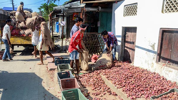 లాక్‌డౌన్ లో ఇల్లుచేరుకోవడానికి 3 లక్షలు పైగా ఖర్చుపెట్టిన వ్యక్తి, ఎలా వెళ్ళాడో తెలిస్తే షాక్ అవుతారు