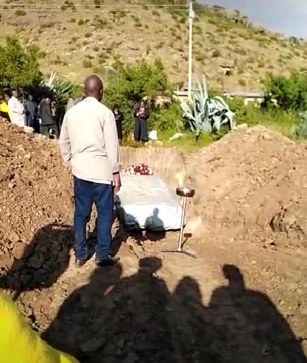 చివరి కోరిక ప్రకారం బెంజ్ కారులో ఖననం చేసిన రాజకీయనాయకుని మృతదేహం, ఎక్కడో తెలుసా..?