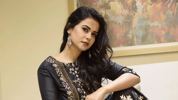 బెంగళూరులో షర్మీలా మాండ్రేకి యాక్సిడెంట్ బెంగళూరులో షర్మీలా మాండ్రేకి యాక్సిడెంట్