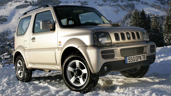 పాదచారుల ఓవర్‌పాస్‌పై కార్ డ్రైవ్ చేయడం ఎప్పుడైనా చూసారా..!