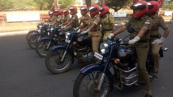 కరోనా వేళ ప్రజలను నియంత్రించడానికి మేము సైతం అంటున్న మహిళా పోలీసులు, ఎక్కడో తెలుసా..?