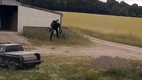 ఆకాశంలోకి ఎగరటానికి ట్రై చేసిన హీరో అక్షయ్ కుమార్ [వీడియో]