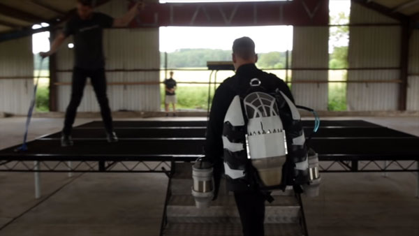 ఆకాశంలోకి ఎగరటానికి ట్రై చేసిన హీరో అక్షయ్ కుమార్ [వీడియో]