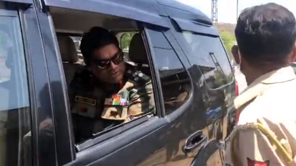 పోలీసులకు స్వీట్లు పంచిన ఇండియన్ ఆర్మీ ఆఫీసర్, ఎందుకో తెలుసా ?