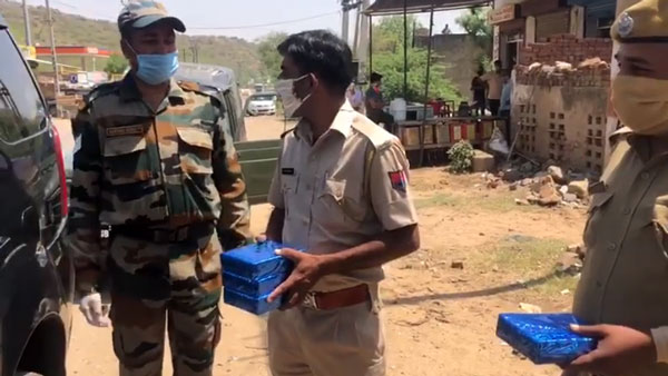 పోలీసులకు స్వీట్లు పంచిన ఇండియన్ ఆర్మీ ఆఫీసర్, ఎందుకో తెలుసా ?