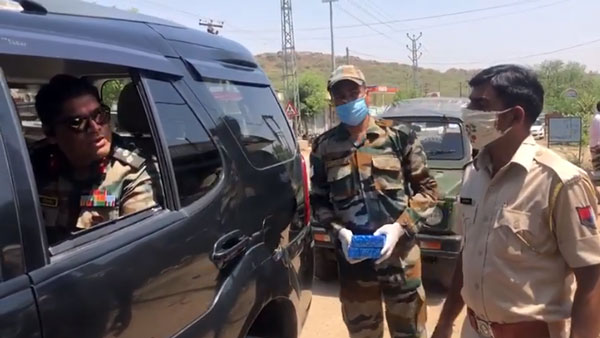 పోలీసులకు స్వీట్లు పంచిన ఇండియన్ ఆర్మీ ఆఫీసర్, ఎందుకో తెలుసా ?