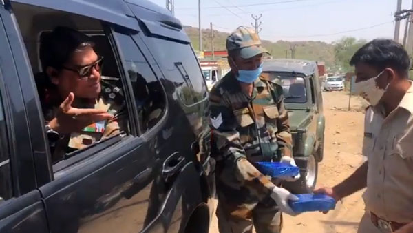 పోలీసులకు స్వీట్లు పంచిన ఇండియన్ ఆర్మీ ఆఫీసర్, ఎందుకో తెలుసా ?