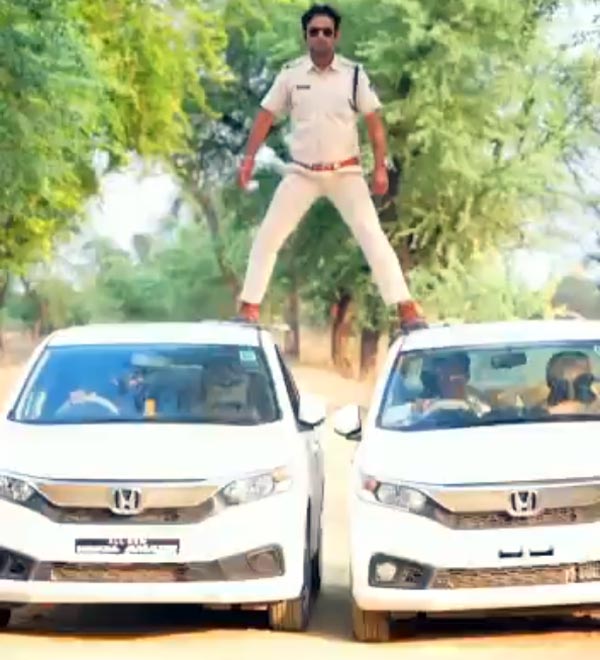 సినిమా స్టైల్ లో సింగం స్టంట్‌ చేసిన పోలీసుకు రూ. 5000 జరిమానా 