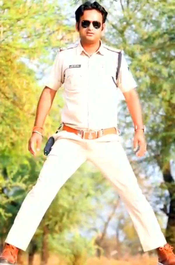 సినిమా స్టైల్ లో సింగం స్టంట్‌ చేసిన పోలీసుకు రూ. 5000 జరిమానా 