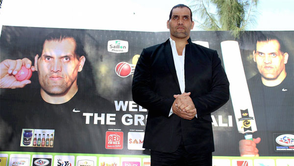 హీరో బైకుపై ప్రయాణించిన గ్రేట్ ఖలీ [వీడియో]