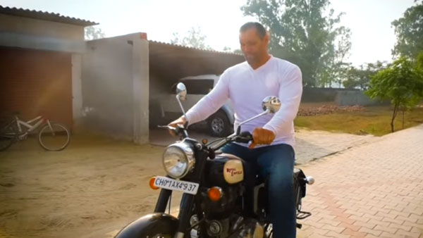 హీరో బైకుపై ప్రయాణించిన గ్రేట్ ఖలీ [వీడియో]