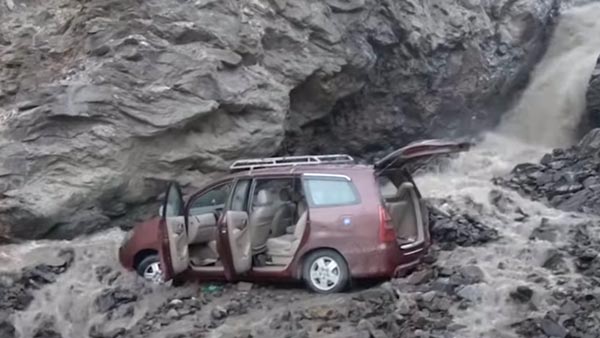 రాళ్ళలో చిక్కుకున్న ఇన్నోవా కారును బయటకు తీసిన మహీంద్రా బొలెరో [వీడియో]