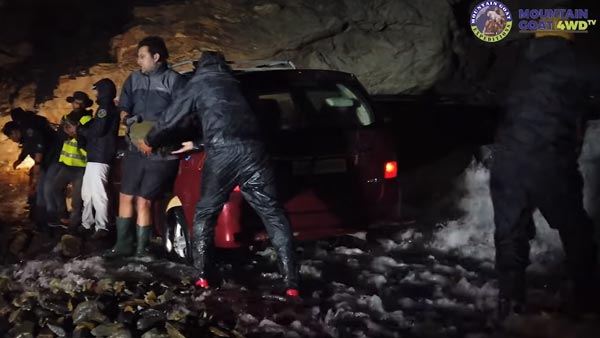 రాళ్ళలో చిక్కుకున్న ఇన్నోవా కారును బయటకు తీసిన మహీంద్రా బొలెరో [వీడియో]