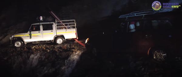 రాళ్ళలో చిక్కుకున్న ఇన్నోవా కారును బయటకు తీసిన మహీంద్రా బొలెరో [వీడియో]