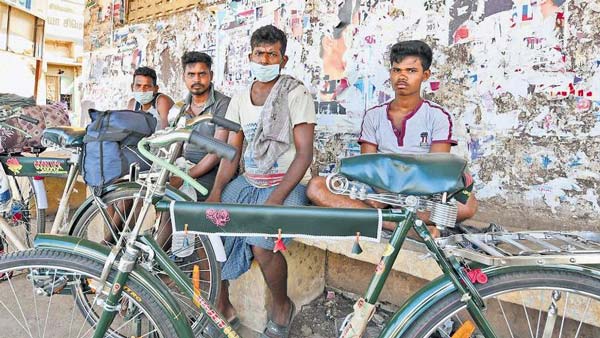 కరోనా ఎఫెక్ట్ : 1500 కిలోమీటర్లు సైకిల్ ప్రయాణానికి సిద్దమైన కార్మికులు