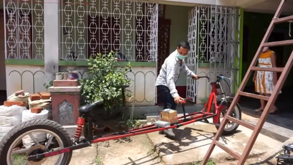 కూతురి కోసం సామజిక దూరంతో బైక్ తయారుచేసిన తండ్రి