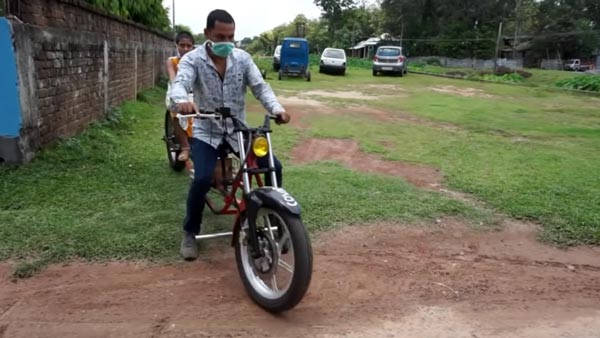 కూతురి కోసం సామజిక దూరంతో బైక్ తయారుచేసిన తండ్రి