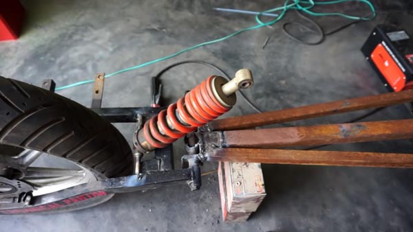 కూతురి కోసం సామజిక దూరంతో బైక్ తయారుచేసిన తండ్రి