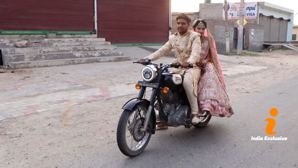 లాక్‌డౌన్ లో జరిగిన పెళ్లి : రాయల్ ఎన్ఫీల్డ్ పై రైడింగ్