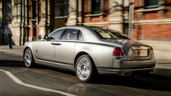 10 మంది బాలీవుడ్ సెలబ్రెటీస్ నడిపే సూపర్ లగ్జరీ కార్స్