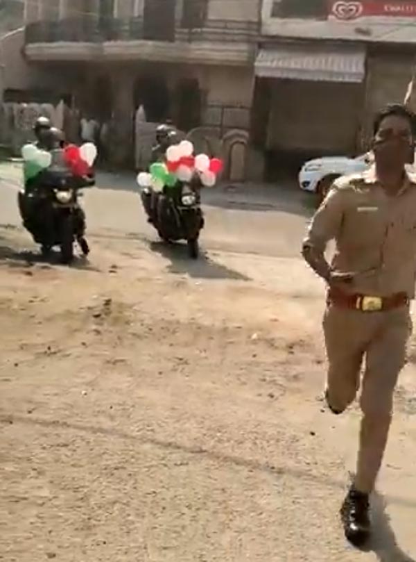 లాక్‌డౌన్‌లో చిన్న బిడ్డ పుట్టిన రోజుకి పోలీస్ ఎస్కార్ట్, ఎక్కడో తెలుసా ?