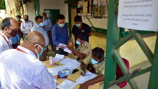 కరోనా ఎఫెక్ట్ : గ్రామస్థులు బహిష్కరించడంతో కారులోనే ఉండిపోయిన యువకుడు