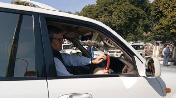 ఇండియన్ పొలిటికల్ లీడర్స్ ఎలాంటి వాహనాలు డ్రైవ్ చేస్తారో తెలుసా ?