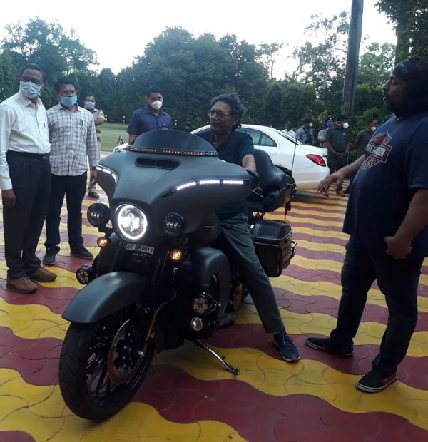 లగ్జరీ బైక్‌పై కనిపించిన భారత సుప్రీంకోర్ట్ న్యాయమూర్తి