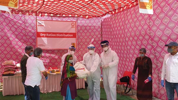 పేద ప్రజలకు నిత్యావసర కిట్స్ అందజేస్తున్న గ్రేట్ వాల్ మోటార్స్