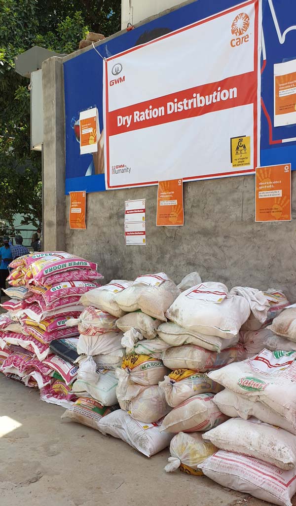 పేద ప్రజలకు నిత్యావసర కిట్స్ అందజేస్తున్న గ్రేట్ వాల్ మోటార్స్