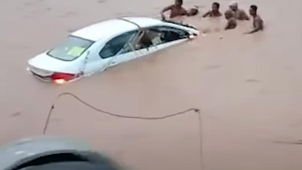 నదిలో పడిపోయిన కొత్తగా పెళ్లి చేసుకున్న జంట ఉన్న హోండా సిటీ, తర్వాత ఏం జరిగిందంటే ?