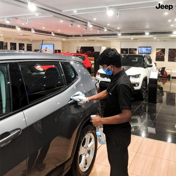 జీప్ కంపాస్ డెలివరీలు షురూ, ఎలా చేస్తున్నారో మీరే చూడండి