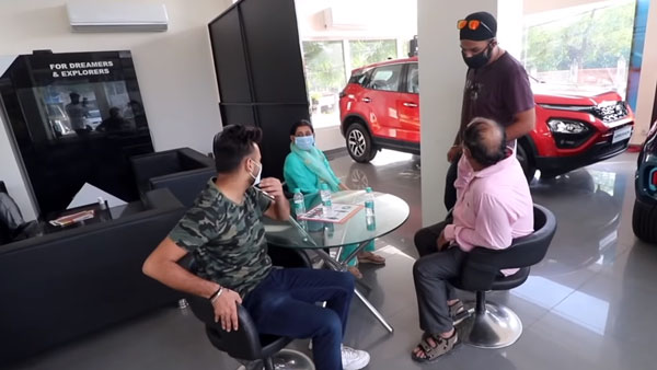 లాక్‌డౌన్‌లో తండ్రికి కారు గిఫ్ట్ గా ఇచ్చిన కొడుకు [వీడియో]