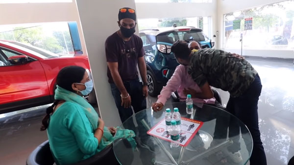 లాక్‌డౌన్‌లో తండ్రికి కారు గిఫ్ట్ గా ఇచ్చిన కొడుకు [వీడియో]