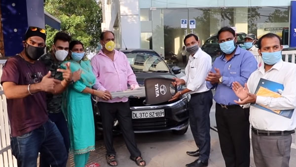 లాక్‌డౌన్‌లో తండ్రికి కారు గిఫ్ట్ గా ఇచ్చిన కొడుకు [వీడియో]