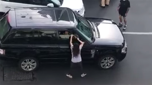 భర్తతో గొడవ.. నడిరోడ్డులో రేంజ్ రోవర్ కారుపైకెక్కిన భార్య, ఆ తర్వాత ఏం జరిగిందో మీరే చూడండి