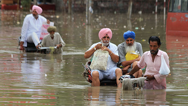 వర్షపు నీటిలో పడవపై ప్రయాణించిన వ్యక్తిపై కేసు బుక్ చేసిన పోలీసులు : ఎందుకో తెలుసా