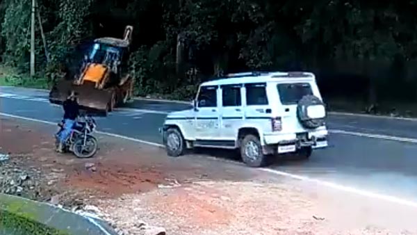 జెసిబి ప్రమాదంలో బైకర్ ప్రాణాలు కాపాడిన మహీంద్రా బొలెరో; ఎలాగో తెలుసా ? 