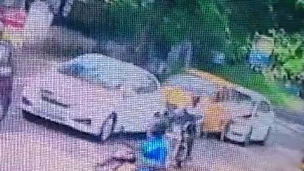 టాటా నానో కారును ఢీ కొట్టి దెబ్బతిన్న హోండా సిటీ కార్ ; [వీడియో]