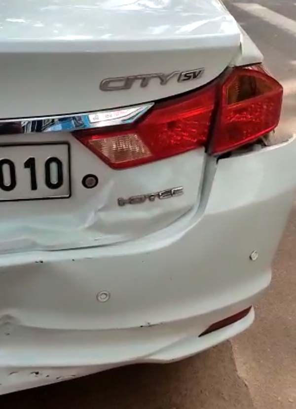 టాటా నానో కారును ఢీ కొట్టి దెబ్బతిన్న హోండా సిటీ కార్ ; [వీడియో]