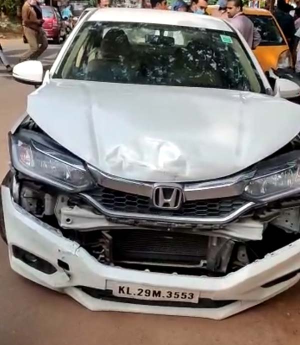 టాటా నానో కారును ఢీ కొట్టి దెబ్బతిన్న హోండా సిటీ కార్ ; [వీడియో]