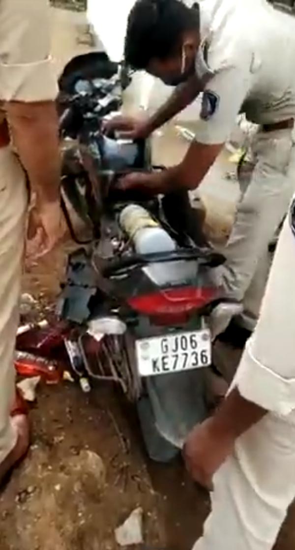 బైక్ కింద నుంచి 20 బాటిల్స్ మద్యం స్వాధీనం, వీడియో చూస్తే మీరు కచ్చితంగా షాక్ అవుతారు