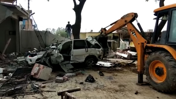 గ్యాంగ్ స్టర్ వికాస్ దుబే కార్లు నుజ్జు నుజ్జు చేసిన పోలీసులు ; వీడియో చూడండి