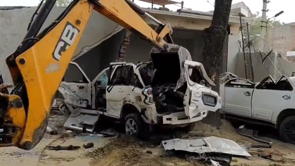 గ్యాంగ్ స్టర్ వికాస్ దుబే కార్లు నుజ్జు నుజ్జు చేసిన పోలీసులు ; వీడియో చూడండి