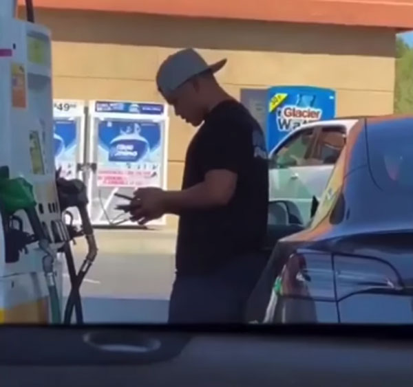 ఎలక్ట్రిక్ కారుకి పెట్రోల్ నింపాడని ట్రై చేసిన వ్యక్తి : ఈ వీడియో చూస్తే నవ్వు ఆపుకోలేరు